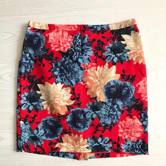SOLD❤️Talbot Red Floral Pencil Skirt Knee Length - Picture 2 of 8
